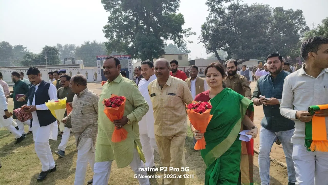 शाहजहांपुर पुलिस लाइन में वित्तमंत्री सुरेश खन्ना के स्वागत के लिए जाते भजपा पदाधिकारी