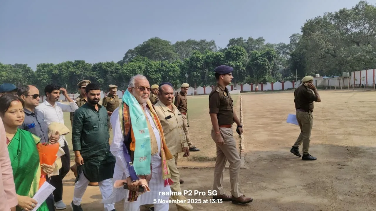 भाजपा जिला मुख्यालय पर एसआइआर को लेकर आयोजित बैठक के लिए जाते वित्तमंत्री सुरेश खन्ना