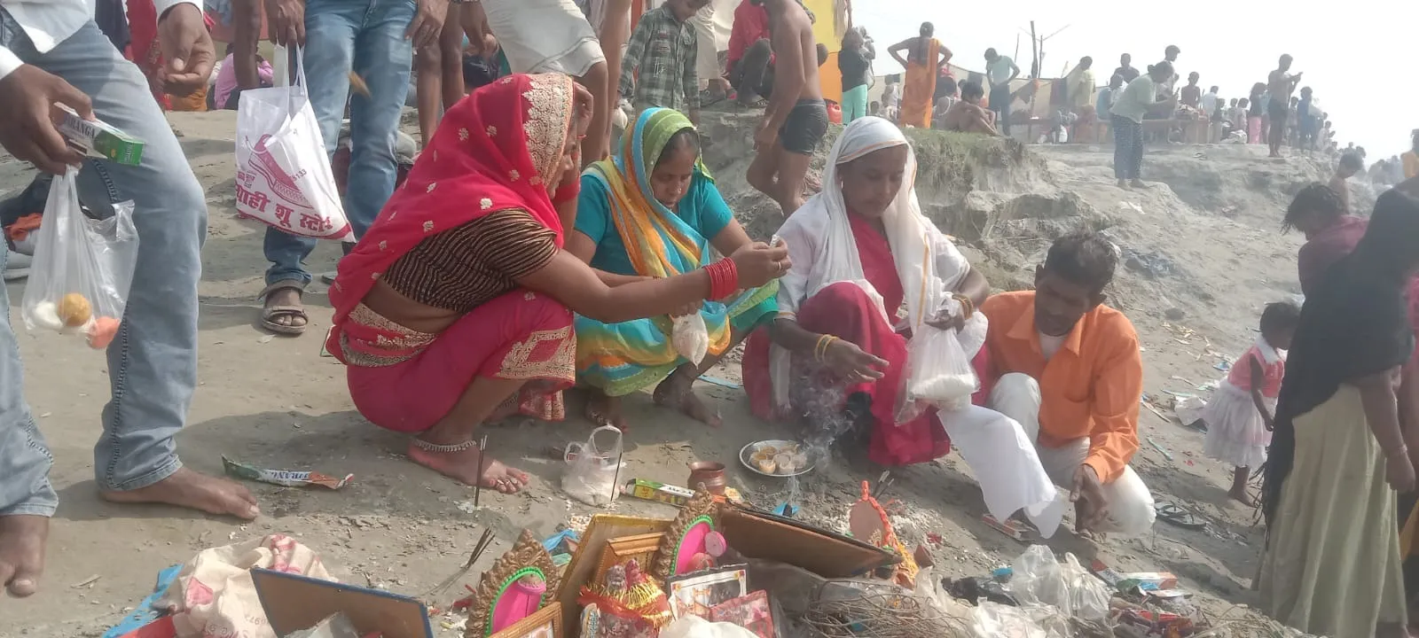 ढाई घाट गंगा तट पर पूजा करते श्रद्धालु