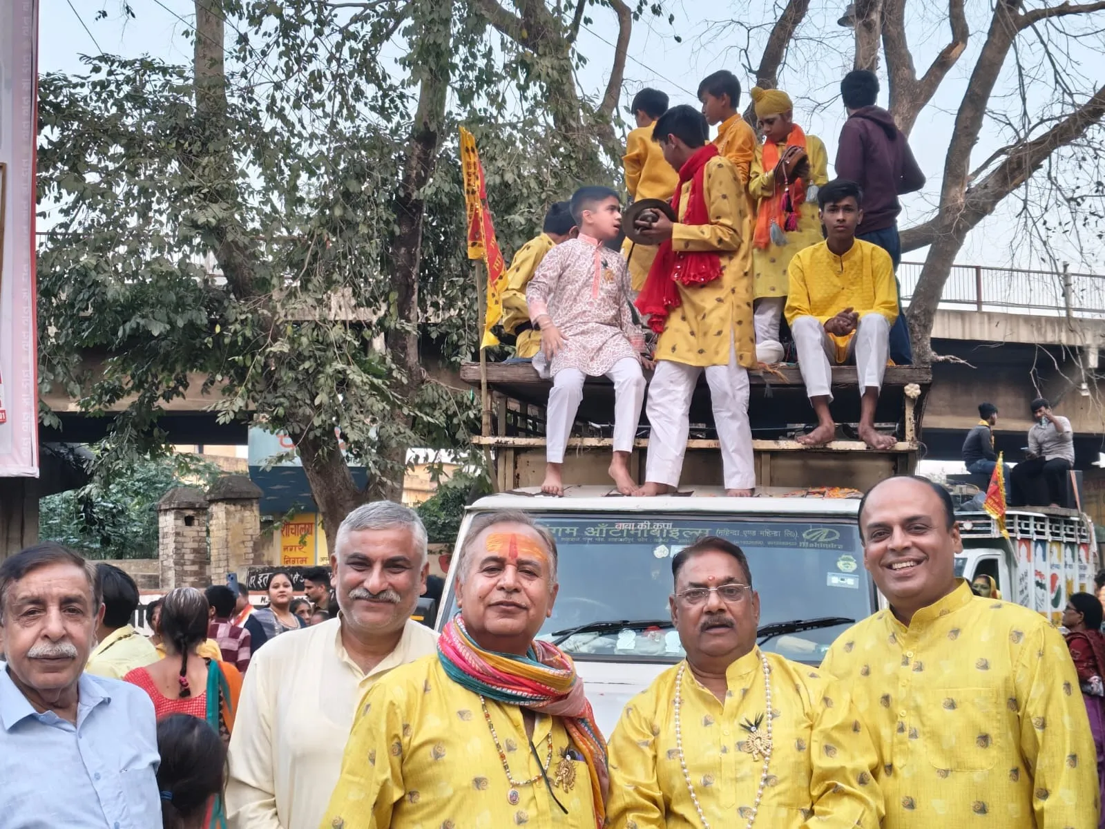 सालिग्राम बरात में शामिल भक्त