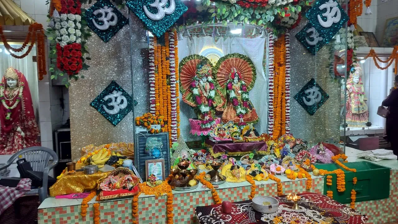 सालिग्राम तुलसी विवाह पर कृष्णा नगर मंदिर में सजी झांकी