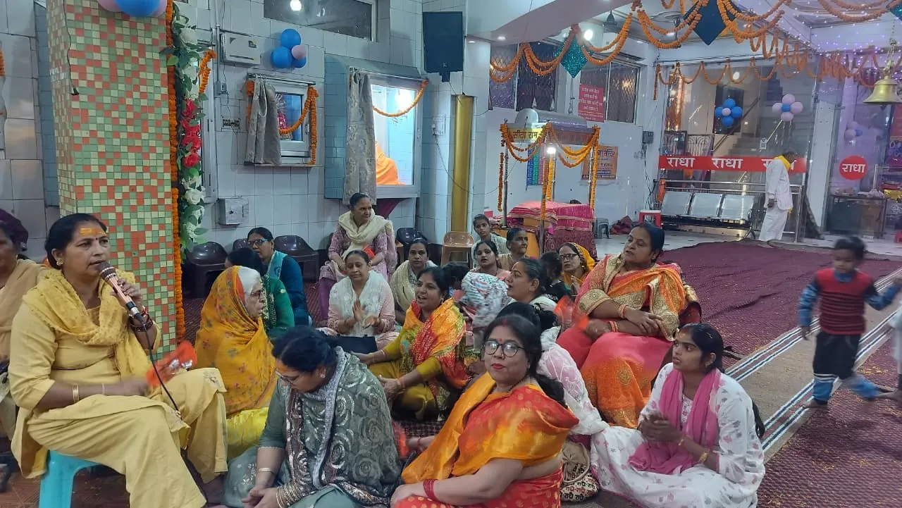 कृष्णानगर मंदिर में कीर्तन करती महिलाएं