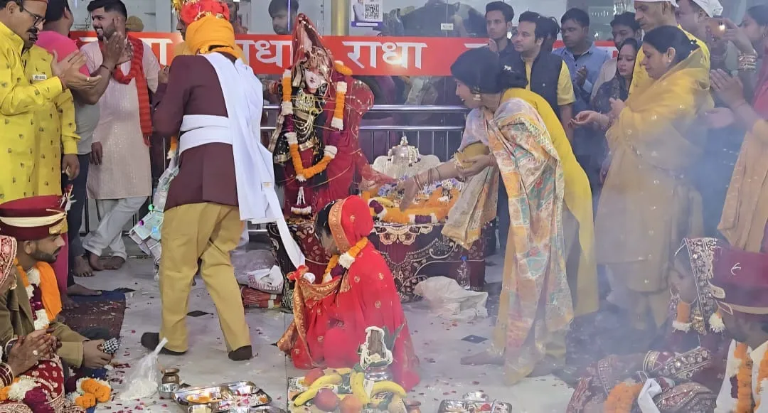 शाहजहांंपुर में शालिग्राम तुलसी विवाह के दोरान झांकी के फेरे लेता दिव्यांग वर व वधु