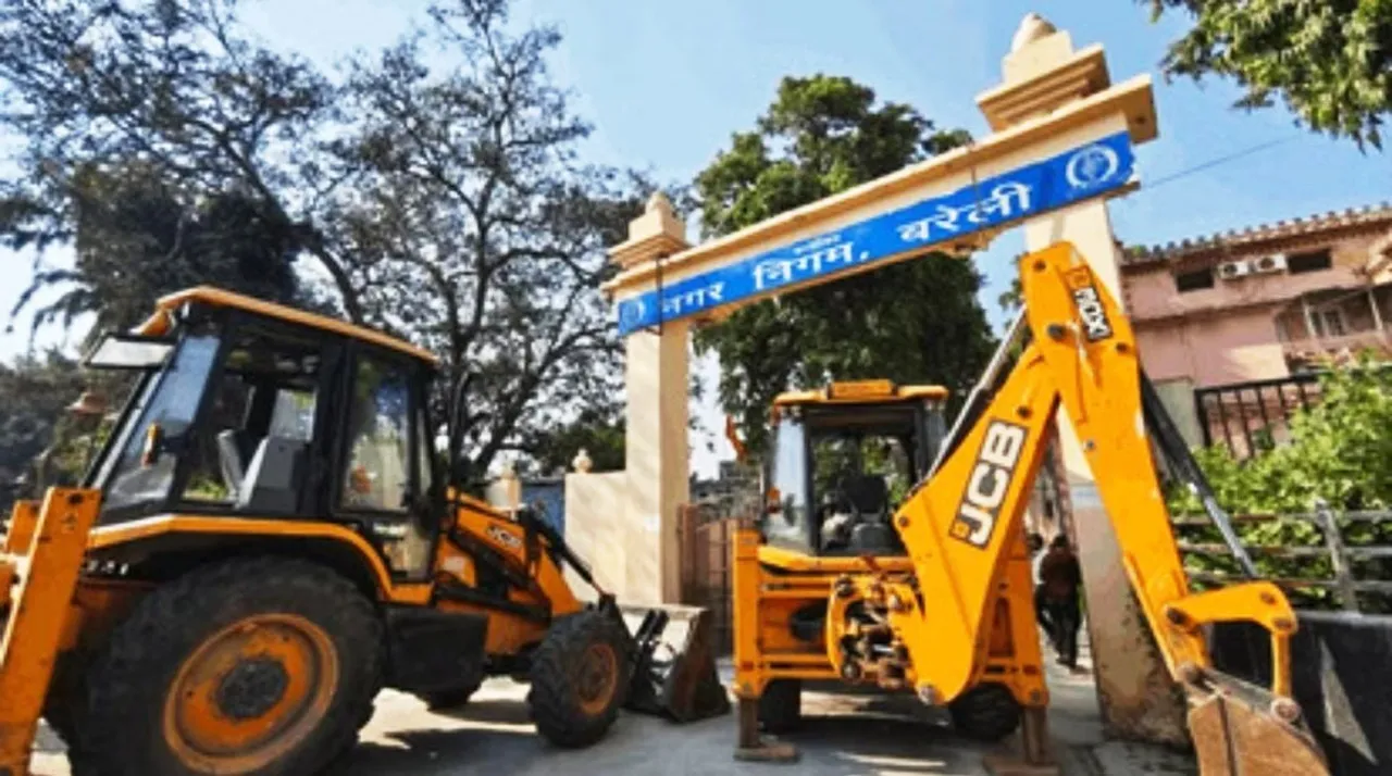 नगर निगम के अंदर कर्मचारियों ने बुलडोजर खड़ा करके एबीवीपी कार्यकर्ताओ को डराया