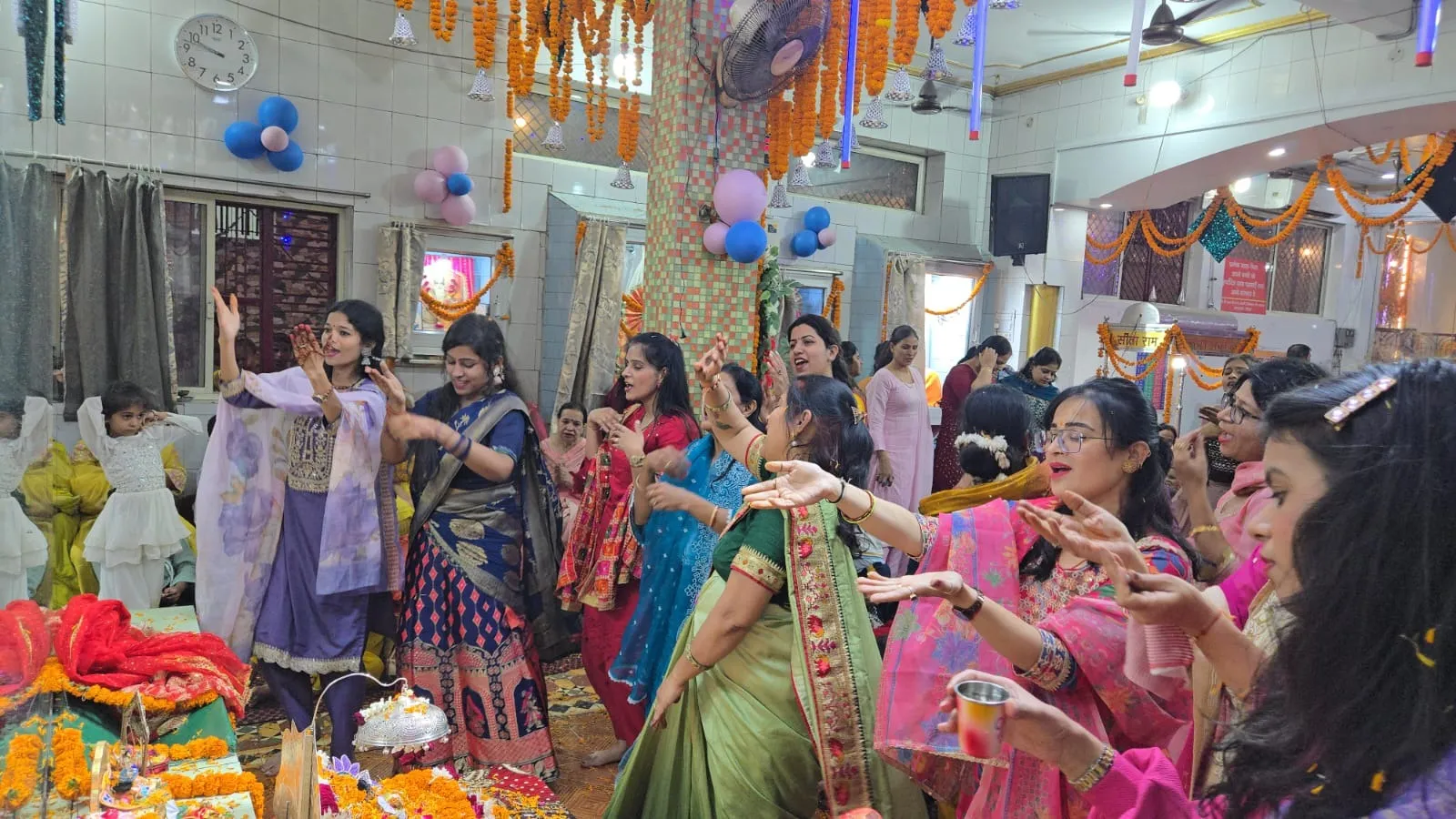 शालिग्राम तुलसी विवाह के दौरान भावमग्न हो नृत्य करती महिलाएं