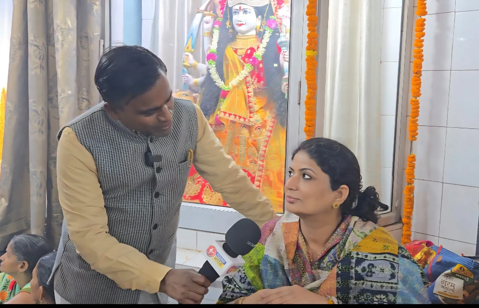 शालिग्राम तुलसी विवाह समारोह में यंग भारत न्यूज से बात करती डीसीबी अध्यक्ष डीपीएस राठौर की पत्नी व समाजसेवी सोनिया सिंह राठौर