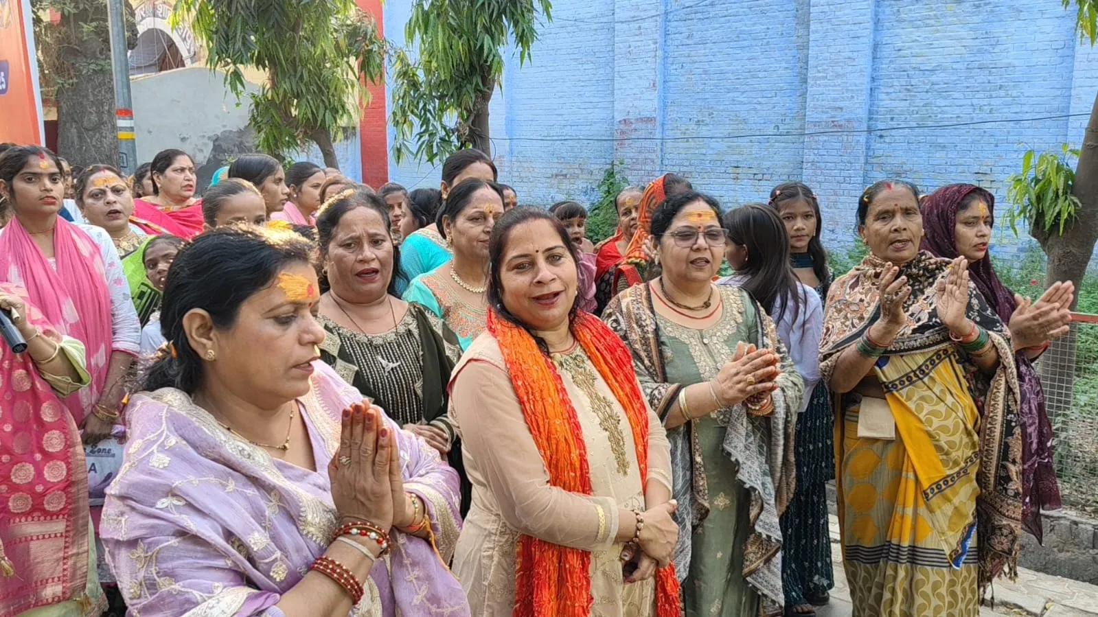 शालिग्राम तुलसी विवाह से पूर्व निकाली गई प्रभात फेरी में भावमग्न श्रद्धालु