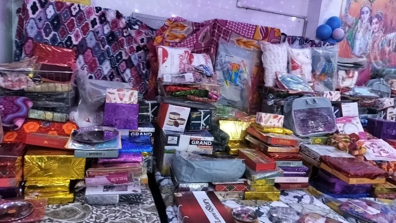 शालिग्राम तुलसी विवाह में श्रद्धालुओं की ओर से भेंट किए गए उपहार