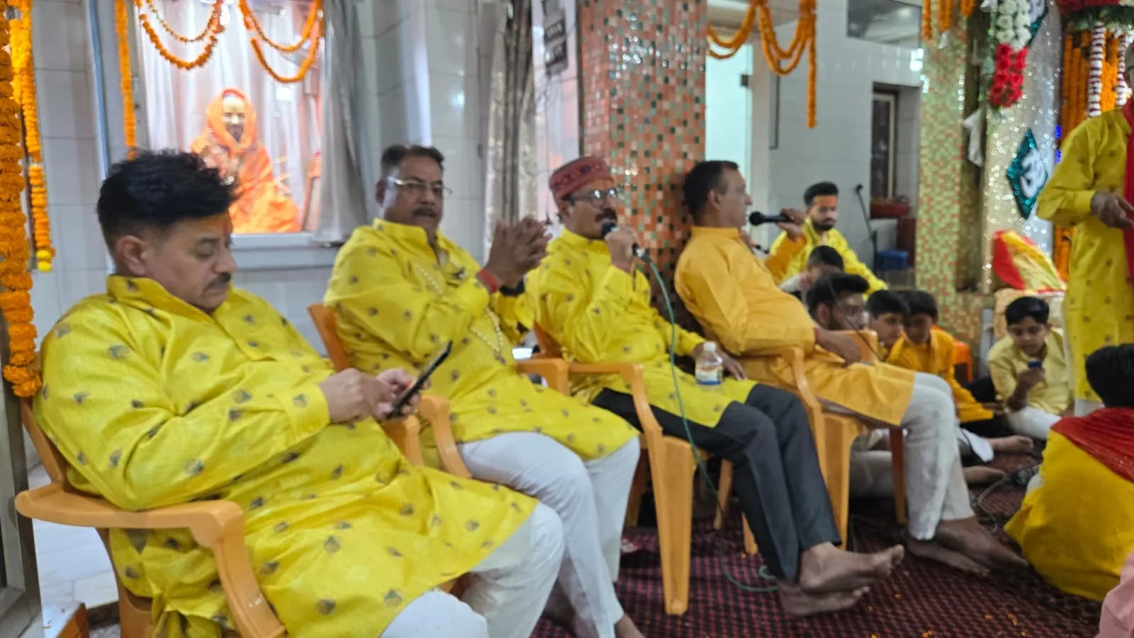 शालिग्राम तुलसी विवाह में कीर्तन भजन गाते भक्त