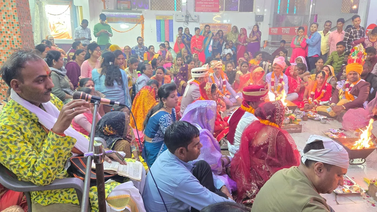 मंत्रोच्चारण के साथ शालिग्राम तुलसी विवाह संपन्न कराते पुरोहित पंडित अखिलेश शास्त्री