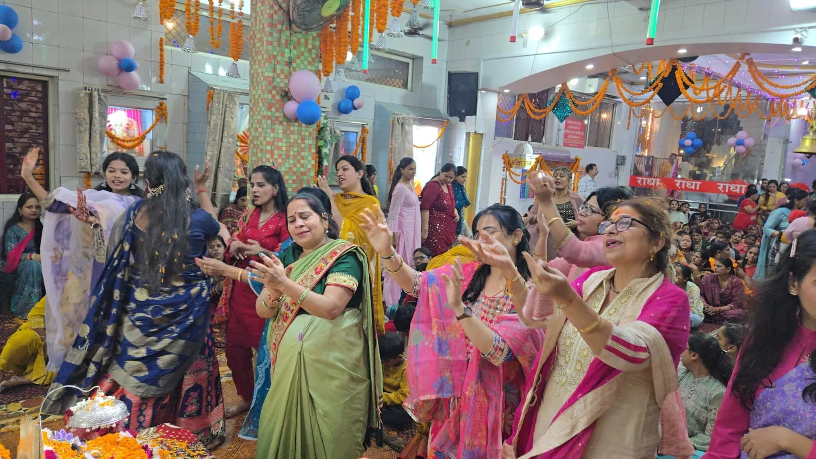 शालिग्राम तुलसी विवाह के दौरान भावमग्न हो नृत्य करती महिलाएं