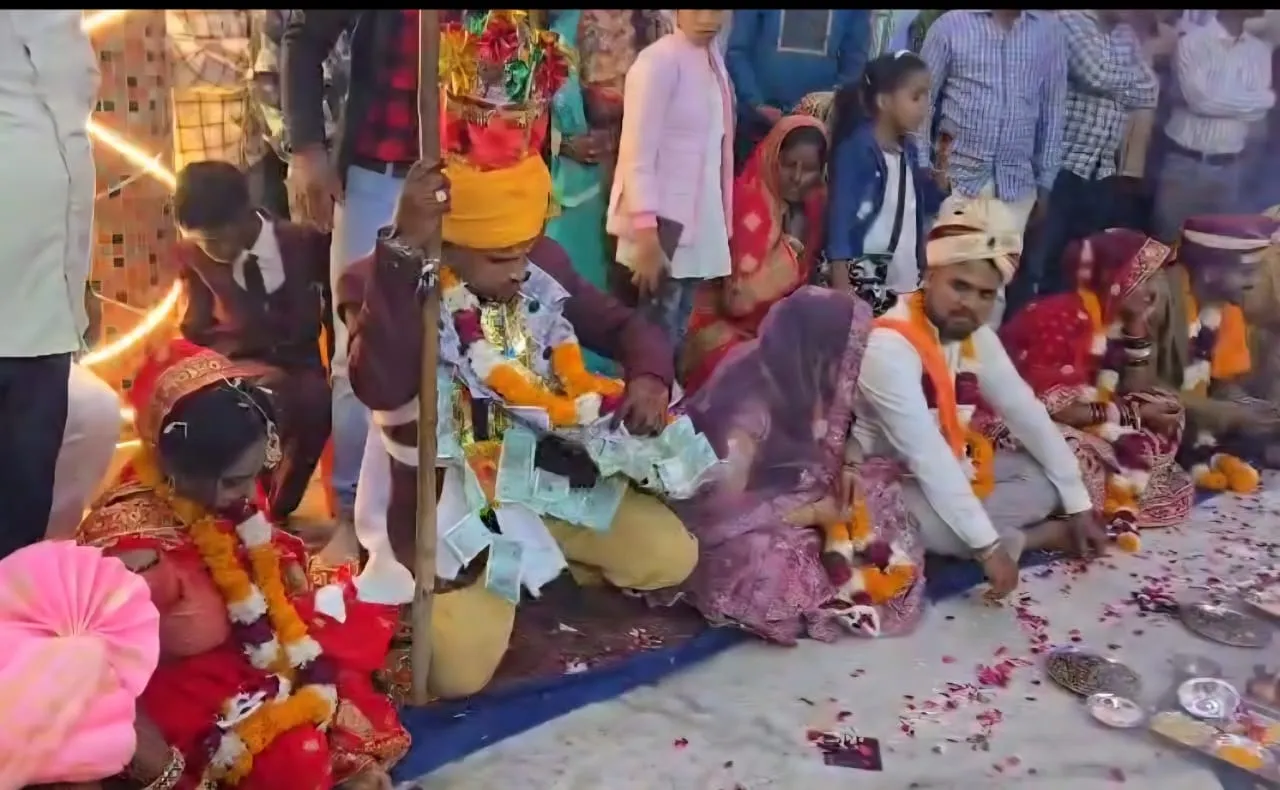 कृष्णानगर मंदिर में शालिग्राम तुलसी की झांकी के फेरे लेने के बाद दिव्यांग अर्धांगिनी के संग डंडे के सहारे बैठे दिव्यांग जीवन साथी