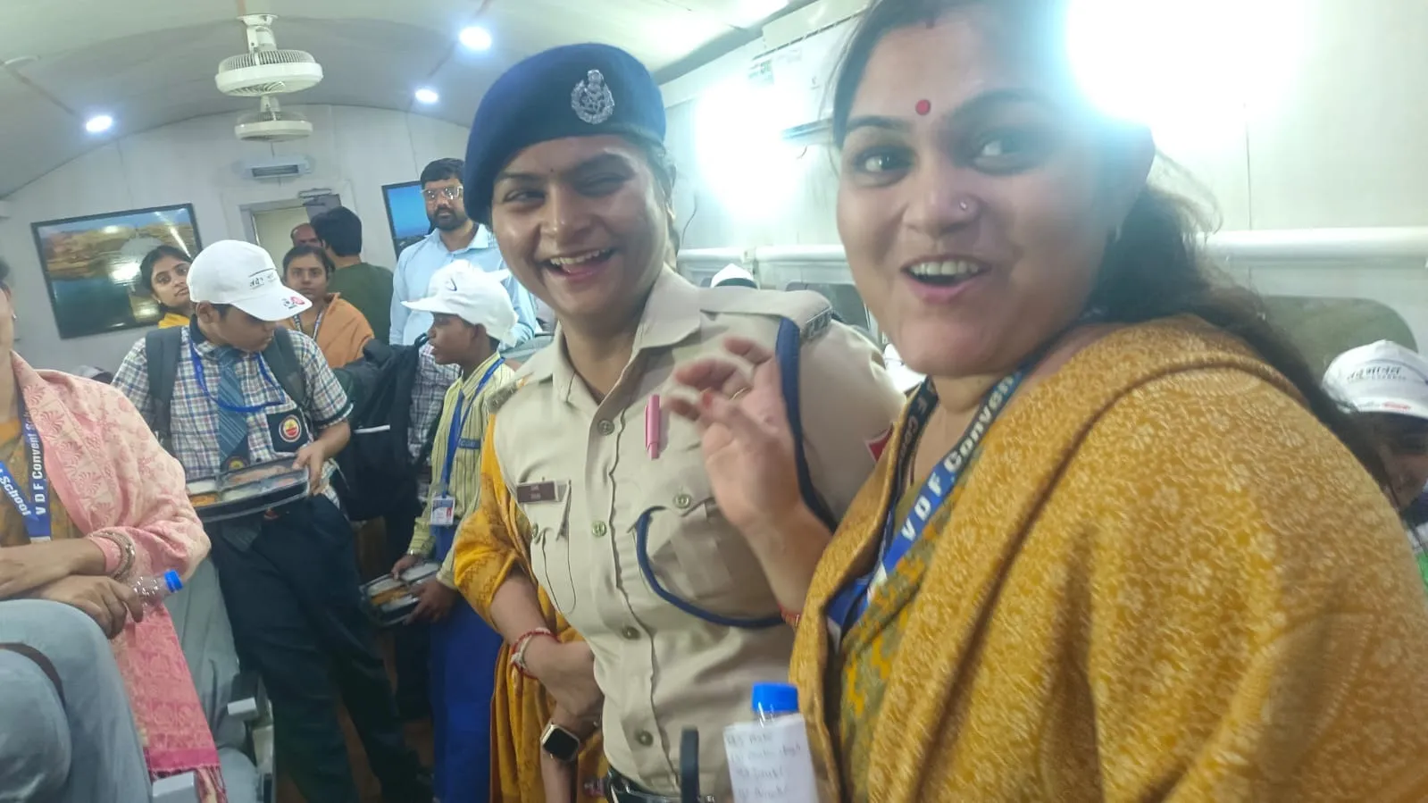 वंदे भारत ट्रेन से सफर के बाद डीआरएम स्पेशन ट्रेन से वापसी आते बच्चे व शिक्षक प्रसन्न मुद्रा में