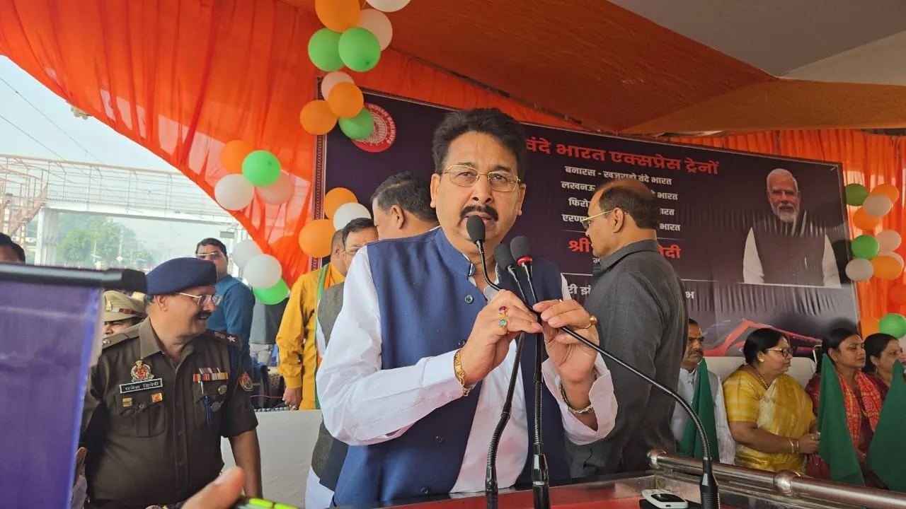 वंदे भारत के आगमन पर आयोजित समारोह को संबोधित करते वित्तमंत्री सुरेश खन्ना के प्रतिनिधि पूर्व जिला पंचायत अध्यक्ष वीरेंद्र पाल सिंह यादव