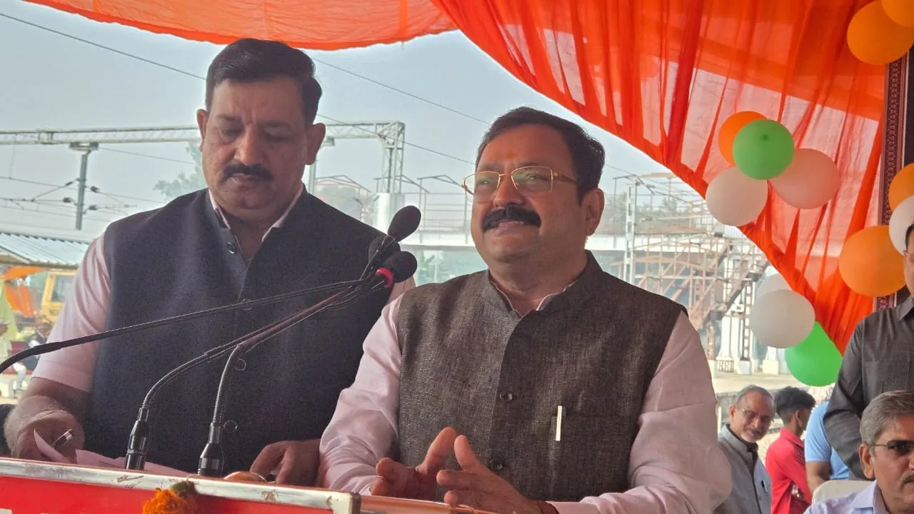 वंदे भारत के आगमन पर आयोजित समारोह को संबोधित करते डीसीबी चेयरमैन डीपीएस राठौर