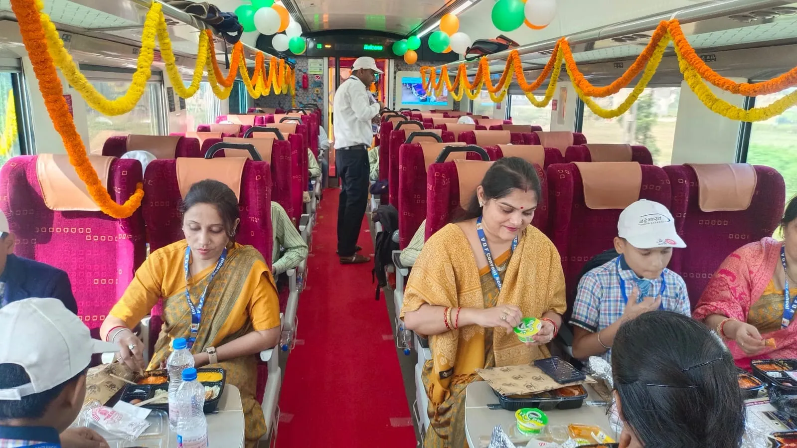 वंदे भारत ट्रेन में भोजन का आनंद लेती वीडीएफ कांवेंट की शिक्षिकाएं व बच्चे
