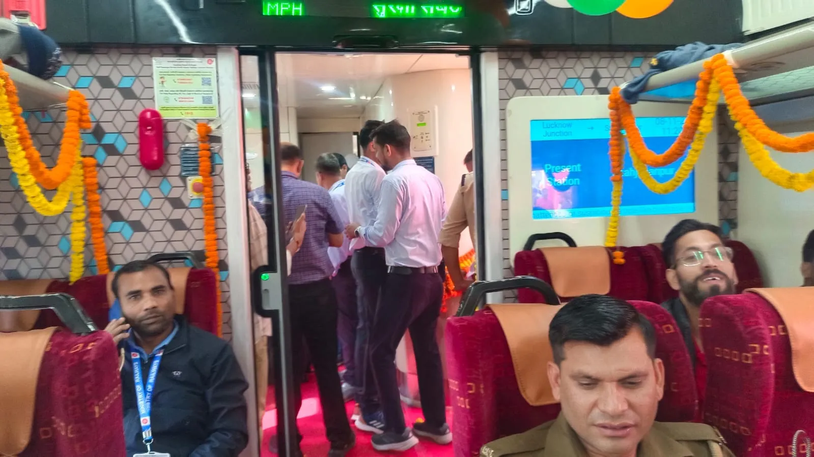 वंदे भारत ट्रेन का आंतरिक दृश्य