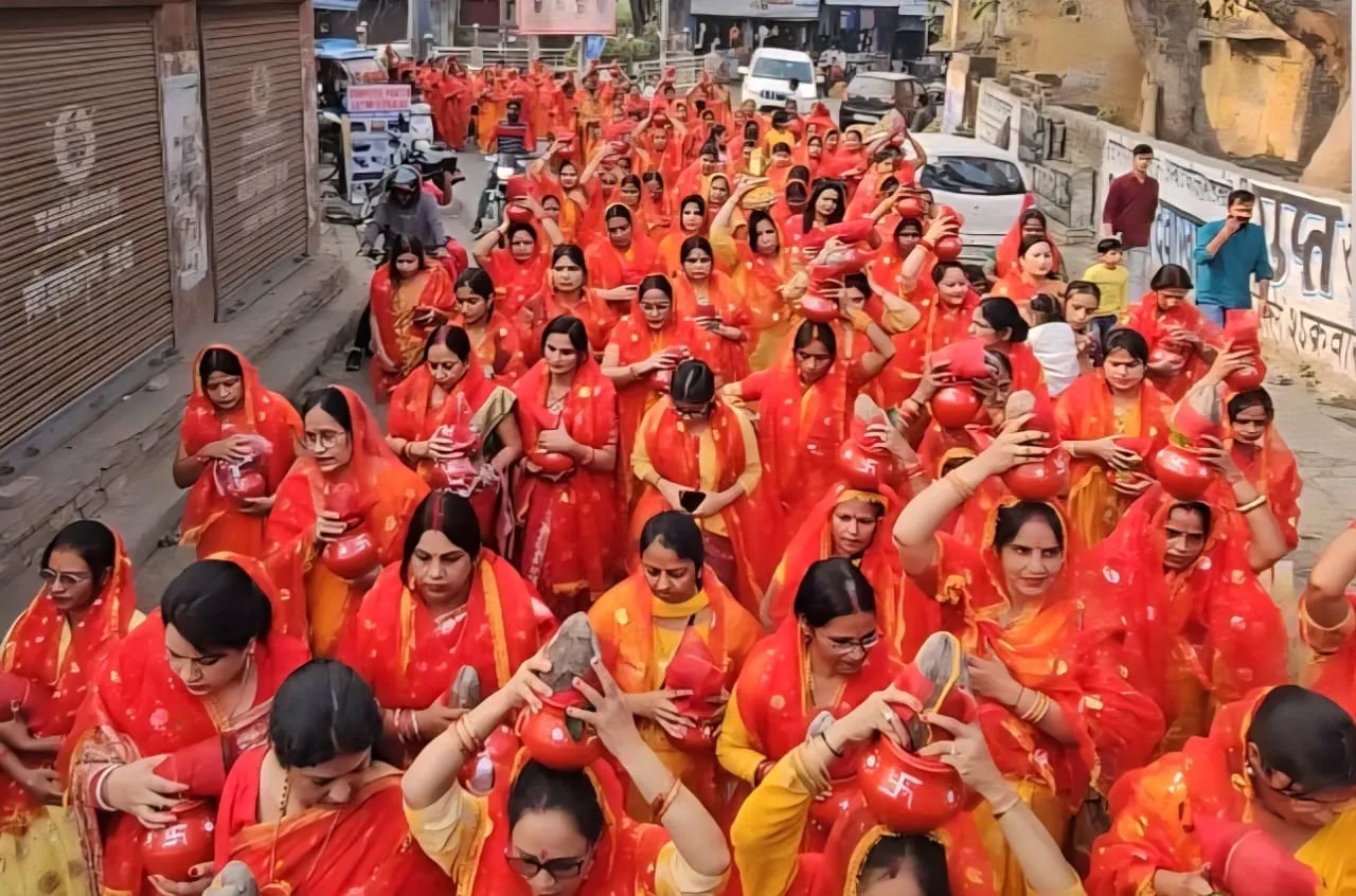 शाहजहांपुर में ओसीएफ रामलीला मैदान में आयोजित रामकथा के लिए कलश धारण कर शोभायात्रा में शामिल महिलाएं