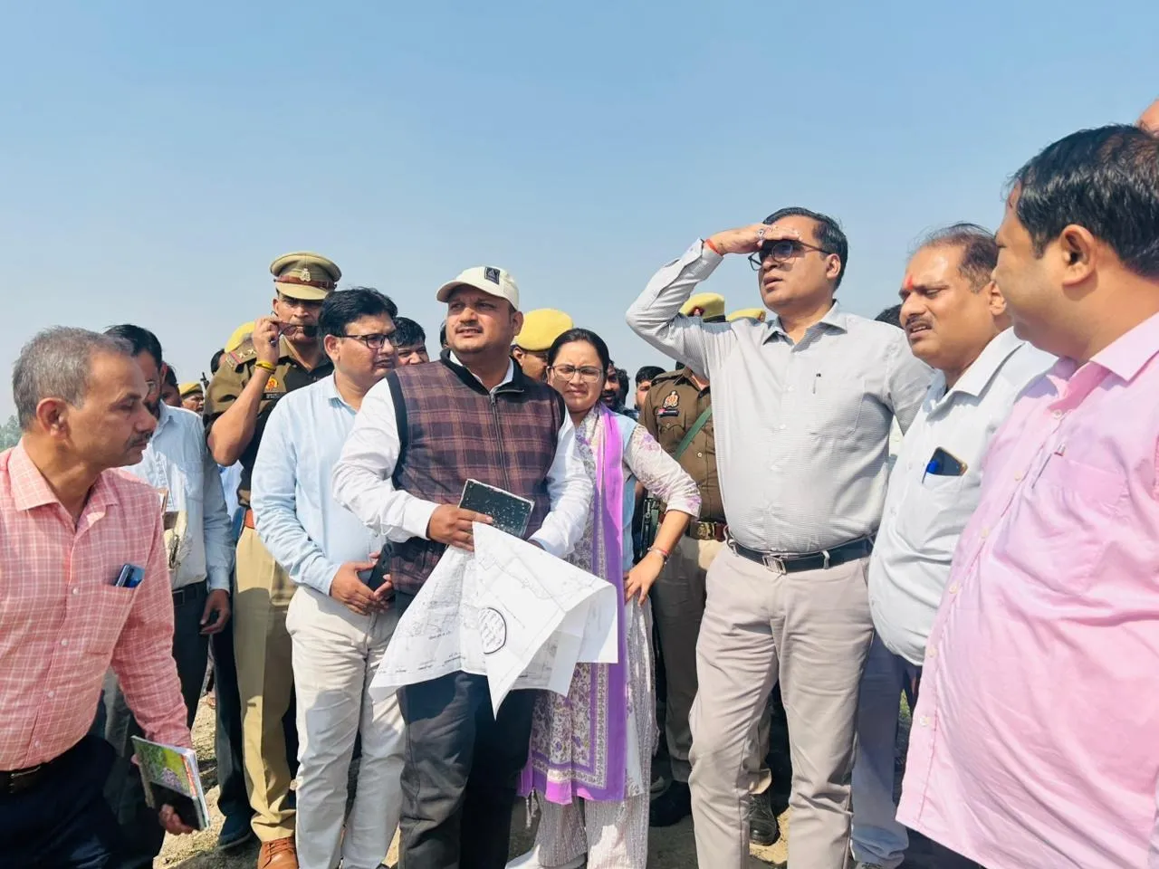 शाहजहांपुर में नाहिल झील को देखते डीएम धर्मेंद्र प्रताप सिंह