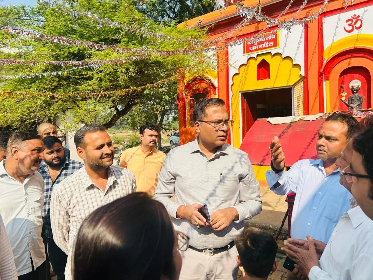 शाहजहांपुर में नाहिल झील निरीक्षण के बाद ग्रामीण से बातचीत करते  डीएम  धर्मेंद्र प्रताप सिंह