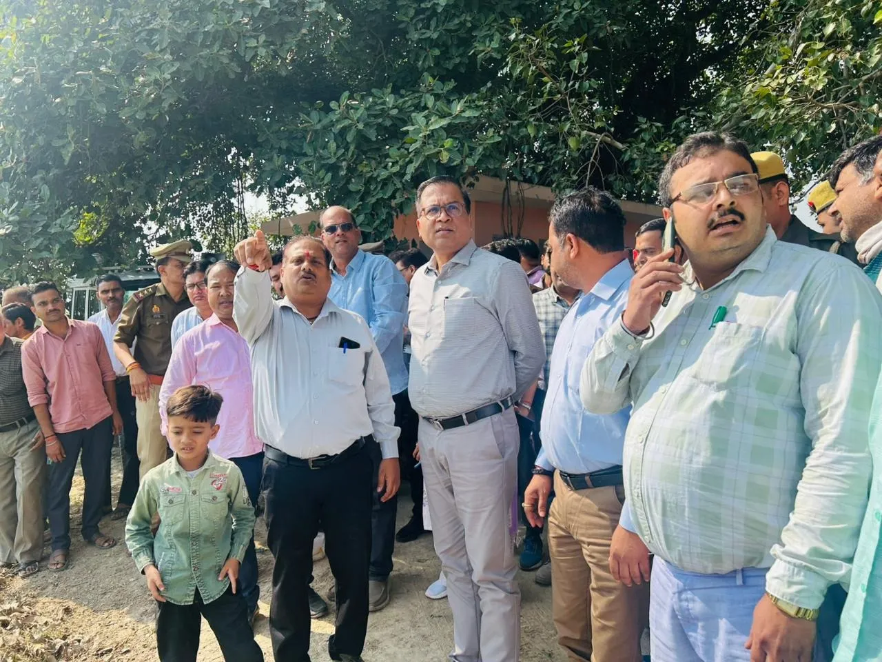 शाहजहांपुर में नाहिल झील निरीक्षण के दौरान डीएम को झील के बारे में जानकारी देते लोग