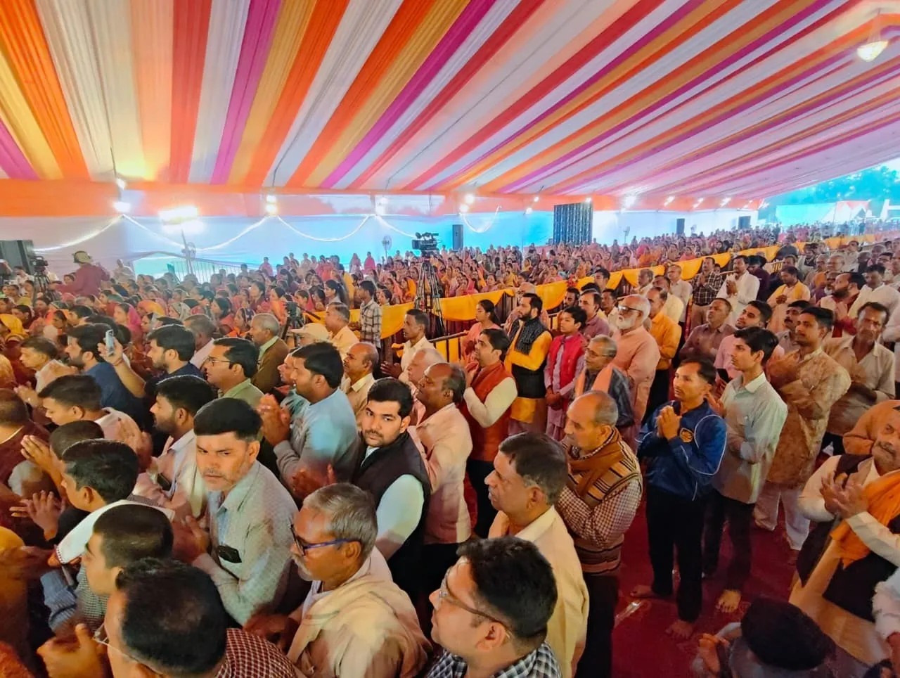 शाहजहांपुर के ओसीएफ रामलीला मैदान में आयोजित पंडित विजय कौशल महाराज की रामकथा में उमडे श्रद्धालु