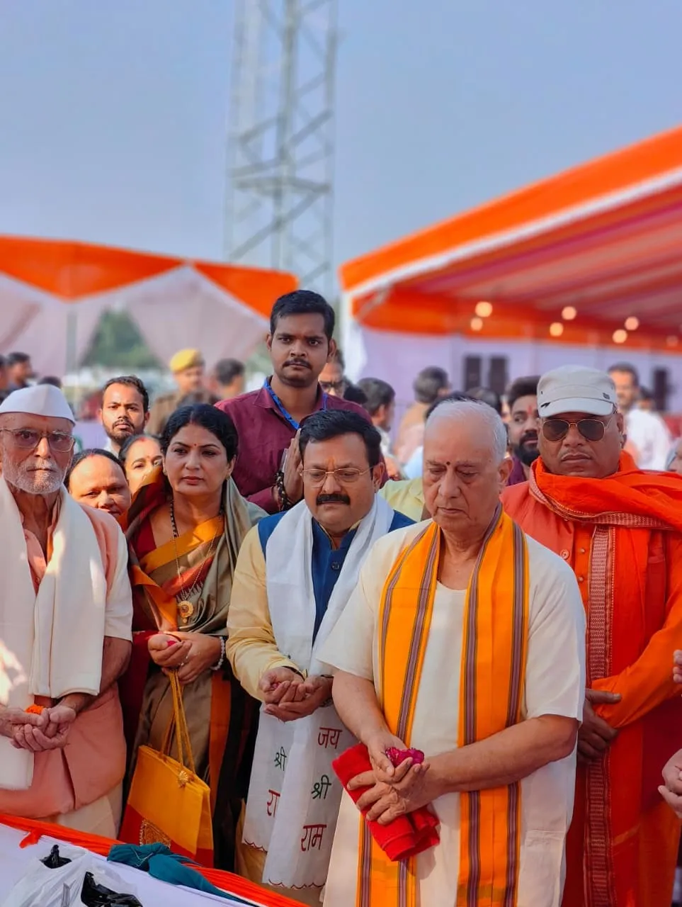 शाहजहांपुर के ओसीएफ रामलीला मैदान में हनुमान जी की पूजा अर्चना के साथ रामकथा का शुभारंभ करते पंडित विजय कौशल महाराज, साथ में मुख्य यजमान डीपीएस राठौर व सोनिया सिंह राठौर