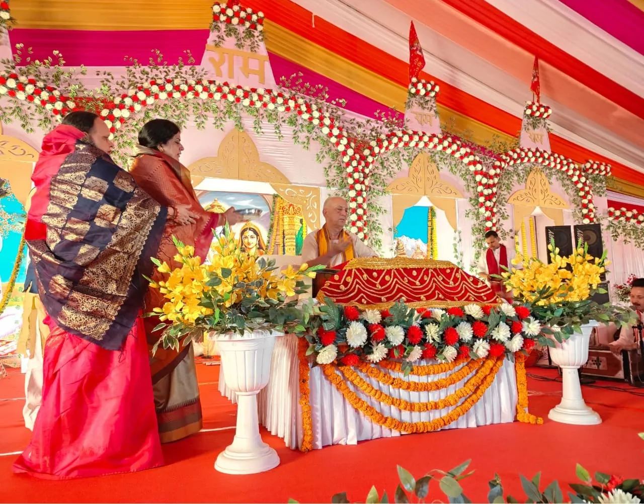 ओसीएफ रामलीला मैदान श्रीराम कथा सुनाते  कथाव्यास पंडित विजय कौशल महराज