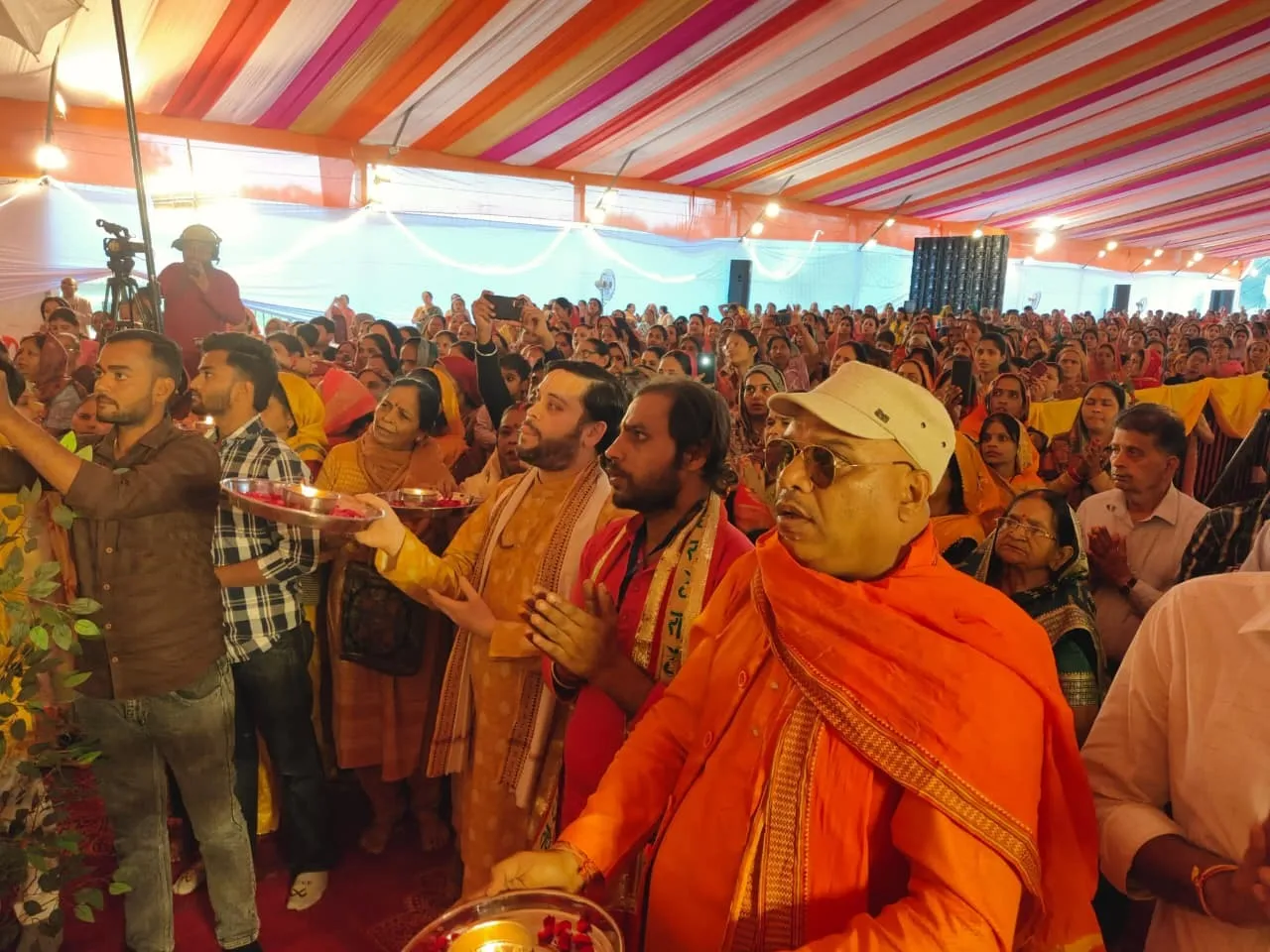 शाहजहांपुर के ओसीएफ रामलीला के शुभारंभ पर पूजा अर्चना करते राजेश अवस्थी साथ में आयोजक मंडल के सदस्य