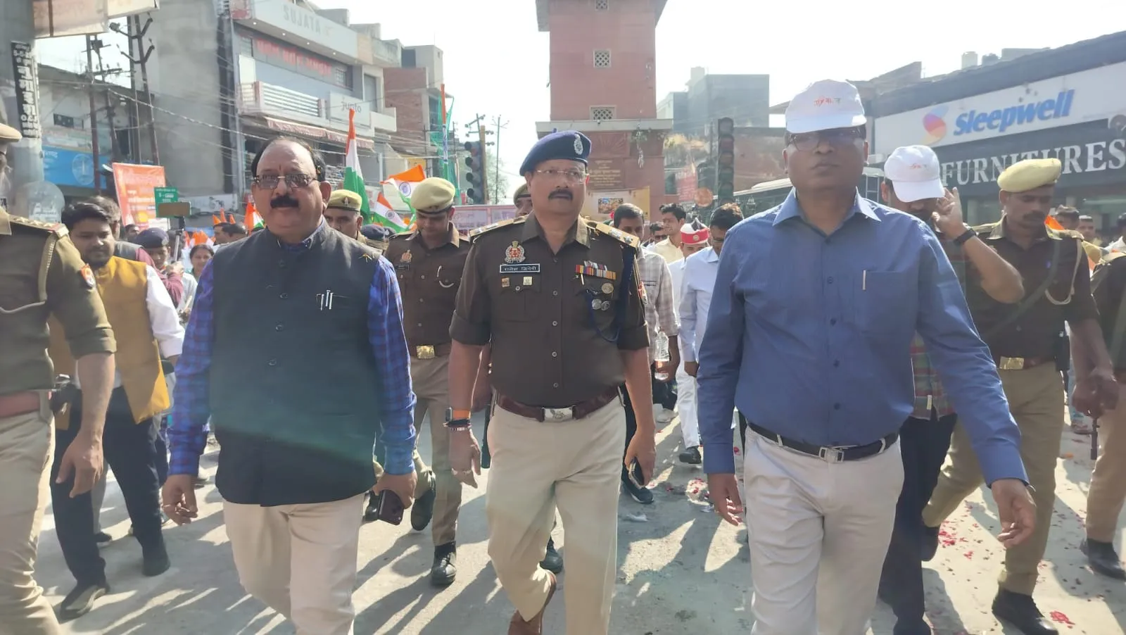 शाहजहांपुर में निकाली गई एकता यात्रा में शामिल डीएम धर्मेंद्र प्रताप सिंह, एसपी राजेश द्विवेदी, सीएमओ विवेक मिश्रा आदि