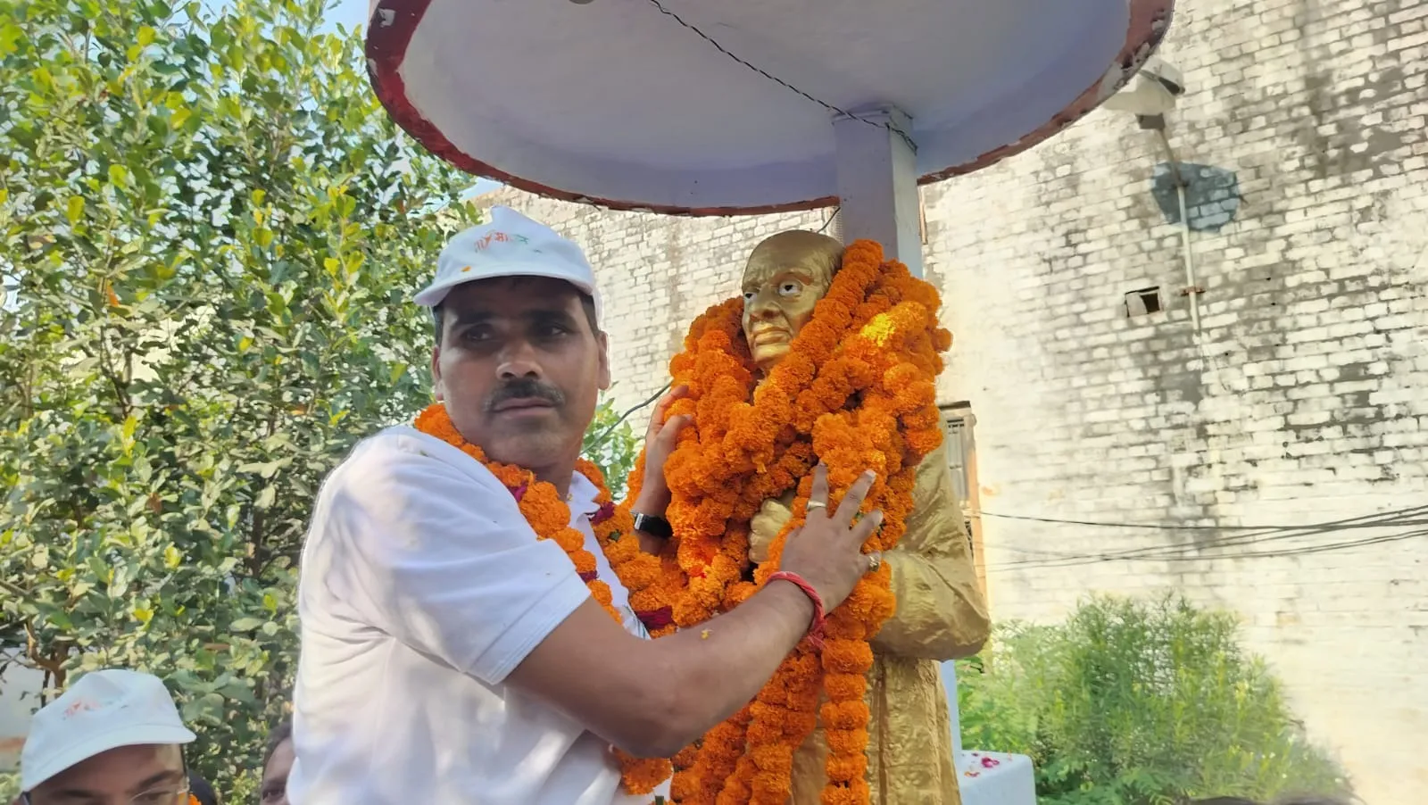 लौह पुरुष की प्रतिमा पर माल्यार्पण करते भाजपा जिलाध्यक्ष केसी मिश्रा