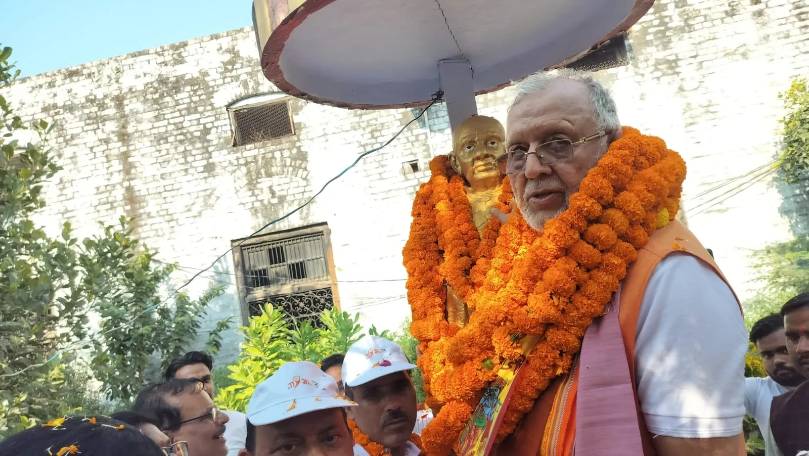 एसपी कालेज में लौह पुरुष सरदार वल्लभभाई पटेल की प्रतिमा पर माल्यार्पण करते वित्तमंत्री सुरेश खन्ना