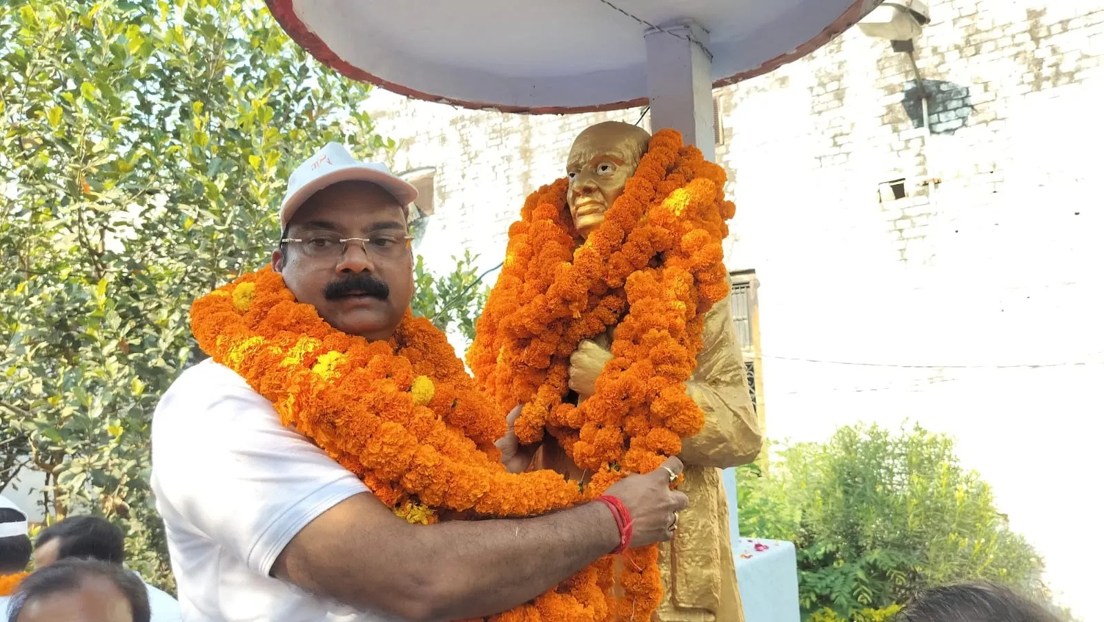 लौह पुरुष की प्रतिमा पर माल्यार्पण करते सांसदअरुण सागर