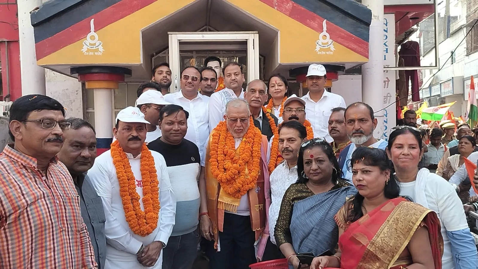 शाहजहांपुर में एकता यात्रा के दौरान बहादुर गंज में स्वागत करते व्यापार मंडल के पदाधिकारी