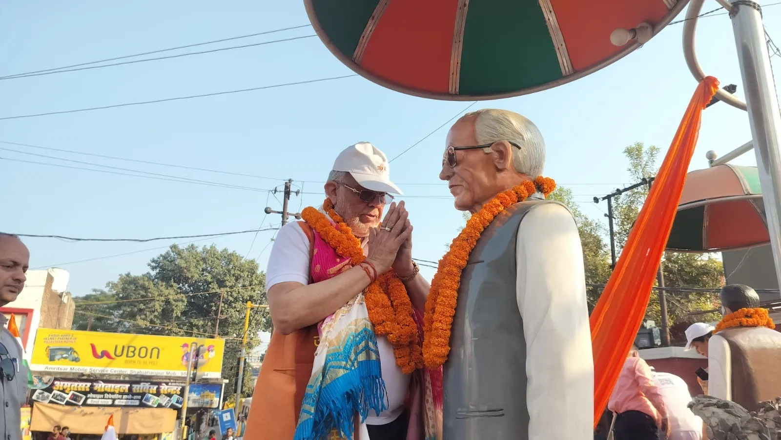 कवि दामोदर स्वरूप में विद्रोही की प्रतिमा पर माल्यार्पण के बाद नमन करते वित्तमंत्री सुरेश खन्ना