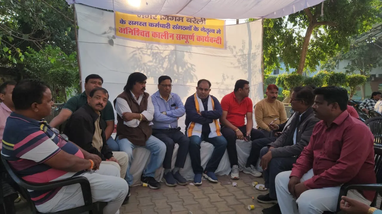 नगर निगम कर्मचारी यूनियन के नेताओं से वार्ता करते हुए वरिष्ठ भाजपा नेता दक्ष शर्मा पाराशर