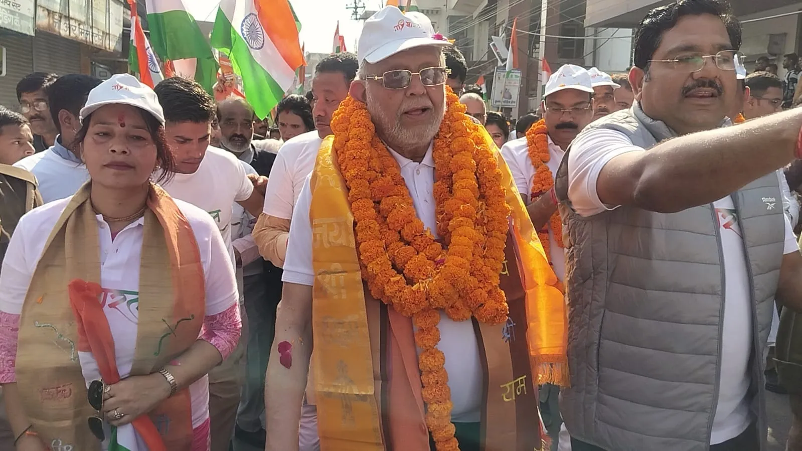 शाहजहांपुर में निकाली गई एकता यात्रा में शामिल वित्तमंत्री सुरेश खन्ना साथ महानगर अध्यक्ष शिल्पी गुप्ता