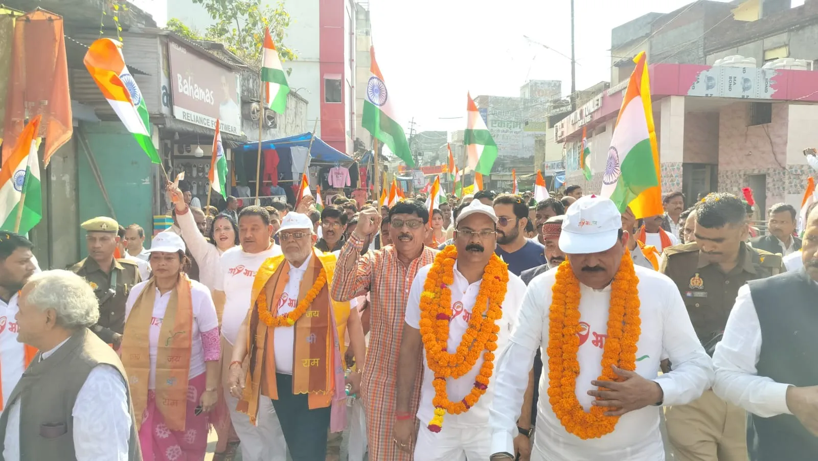 शाहजहांपुर में निकाली गई एकता यात्रा में शामिल वित्तमंत्री सुरेश खन्ना, सांसद अरुण सागर, एमएलसी सुधीर गुप्ता, भाजपा के क्षेत्रीय उपाध्यक्ष अशोक कुमार, महानगर अध्यक्ष शिल्पी गुप्ता, जिलाध्यक्ष केसी मिश्रा आदि