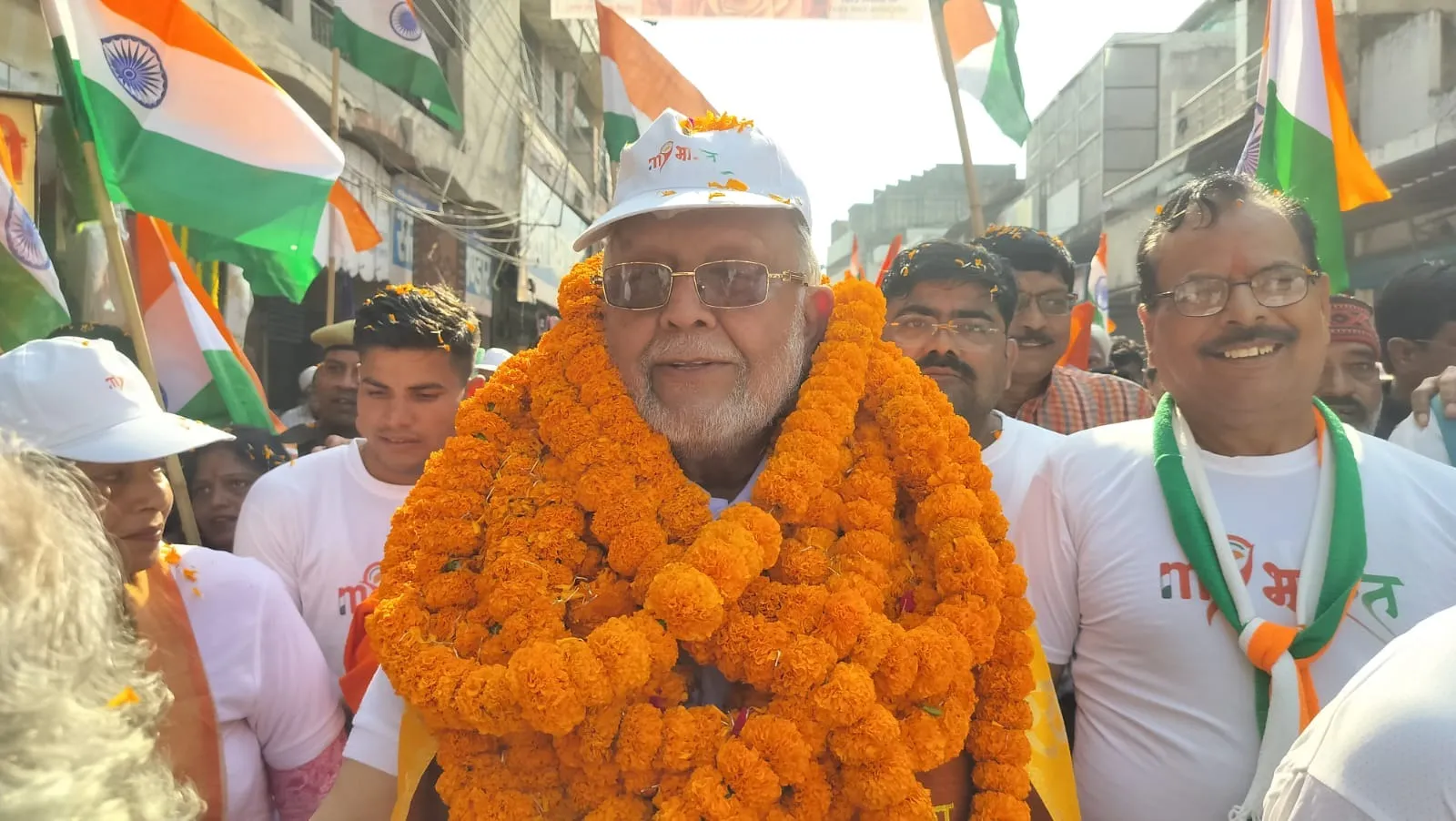 एकता यात्रा में प्रसन्नचित वित्तमंत्री सुरेश खन्ना