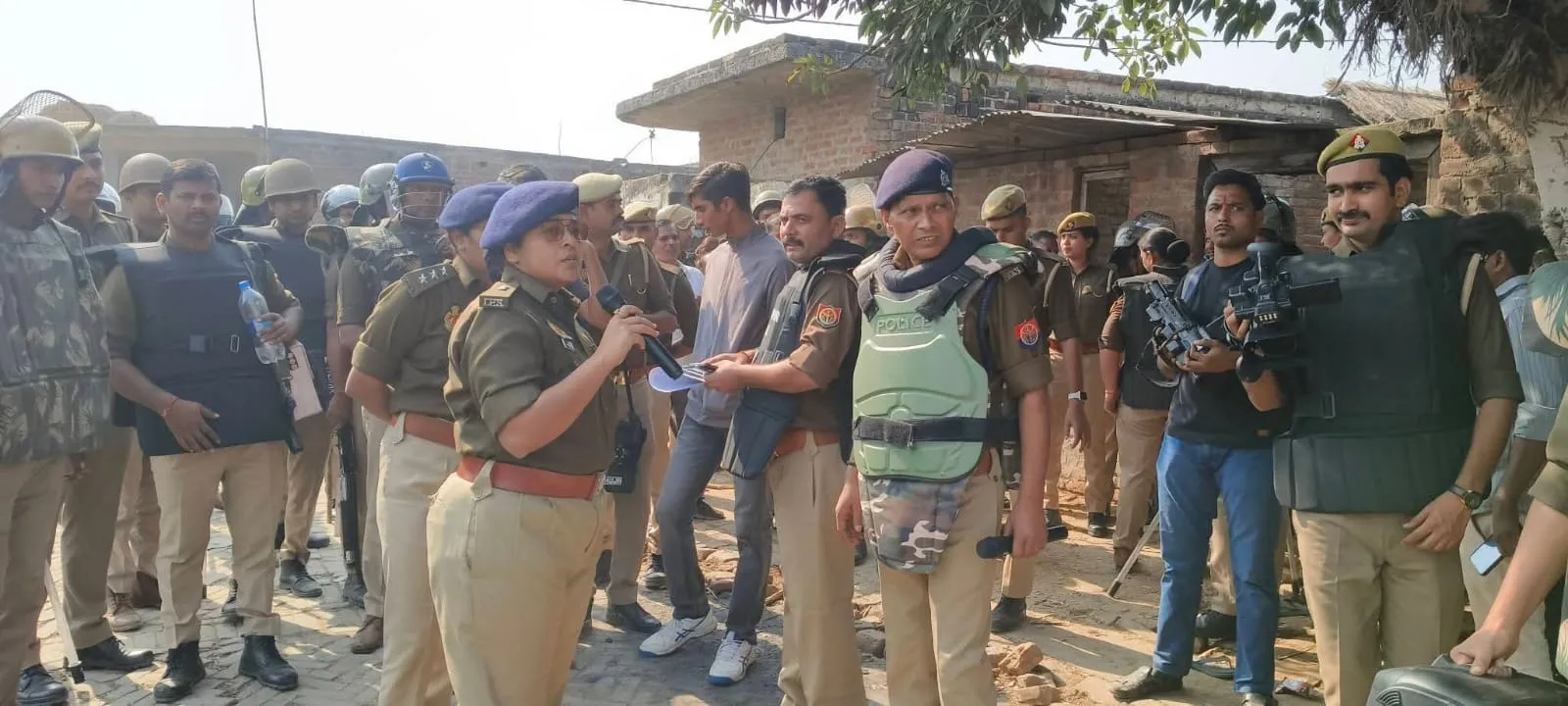 जलालाबाद के रौली बौरी गांव में अतिक्रमण की कार्रवाई के दौरान मुस्तैद पुलिस