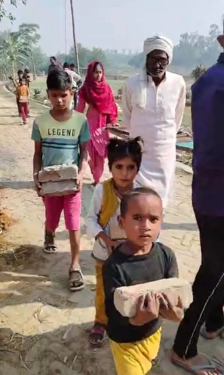 शाहजहांपुर के गांव रौली बौरी में अतिक्रमण हटाओ अभियान के दौरान ईंट ढोते बच्चे