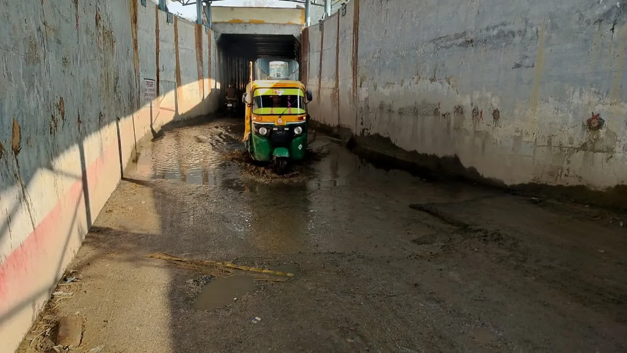 बिना बारिश के भी सड़क पर ‘तालाब’