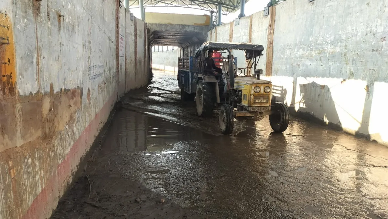 ठेकेदार की लापरवाही से जनता परेशान,