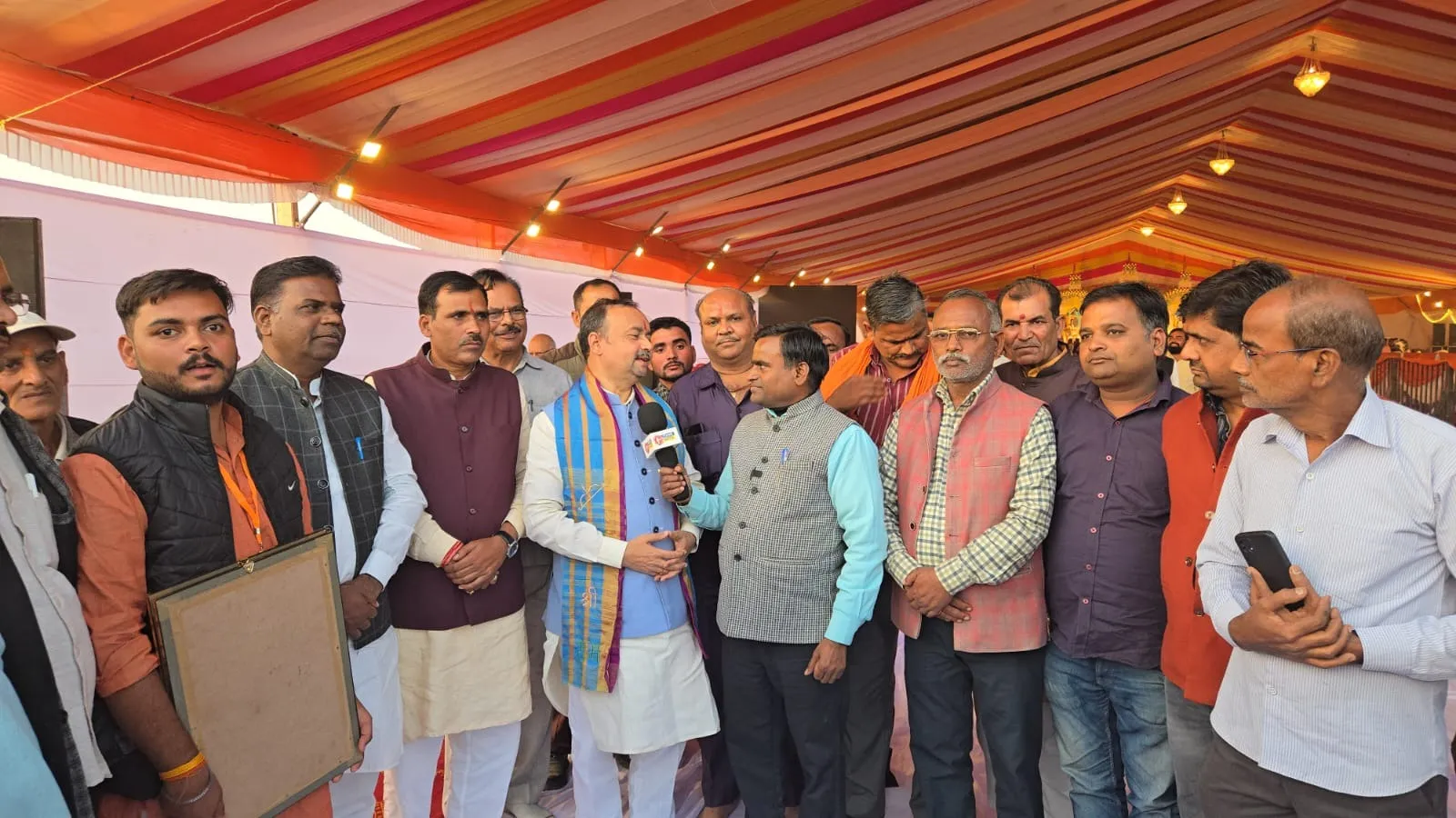 यंग भारत न्यूज के स्थानीय संपादक नरेंद्र यादव से बातचीत करते यूपी के सहकारिता मंत्री जेपीएस राठौर