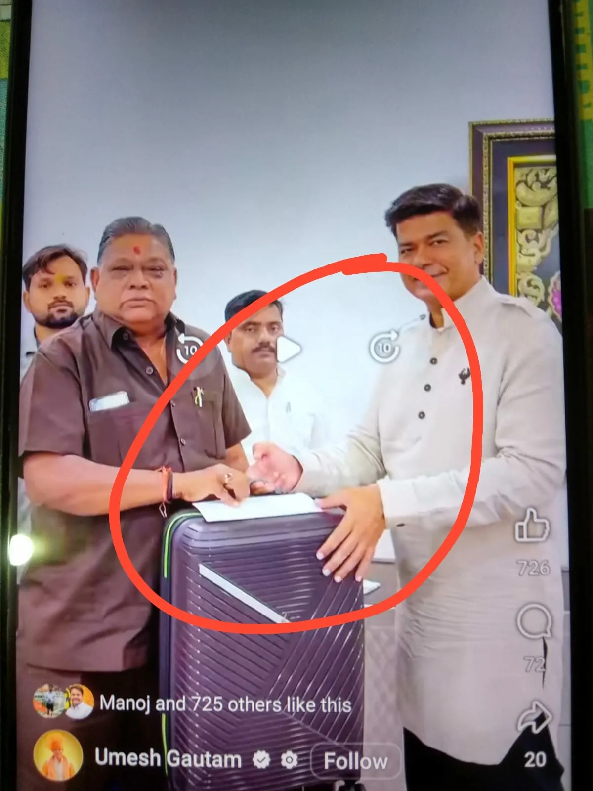 मेयर उमेश गौतम से नोटों का लिफाफा और अटैची ग्रहण करते हुए पार्षद सतीश कातिब मम्मा