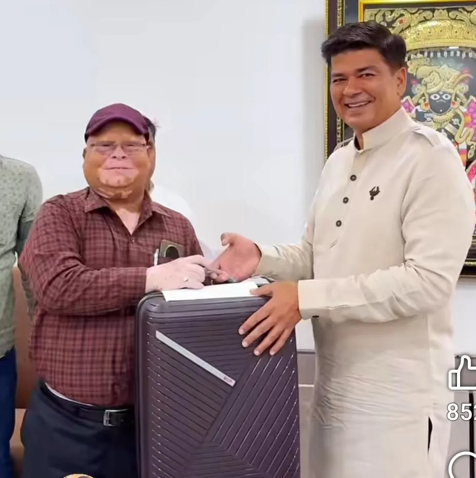 नगर निगम में पार्षद अपने मेयर उमेश गौतम से इस तरह लेते हैं लिफाफा। आम जनता को कुछ नहीं मिलता