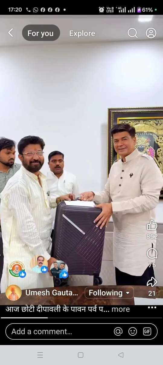 मेयर उमेश गौतम से नोटों का लिफाफा और अटैची ग्रहण करते हुए माननीय पार्षद