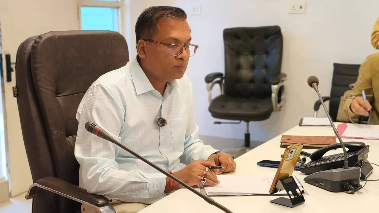 हक की बात जिलाधिकारी के साथा  फेसबुक लाइव में गूंजा महिलाओं का आत्मविश्वास — समस्याओं का होगा समाधान