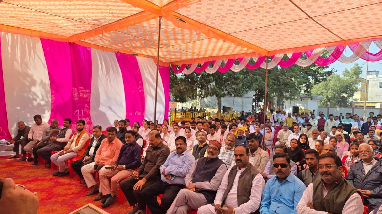 मेडिकल कालेज में आयोजित समारोह में उपस्थित गणमान्य व विद्यार्थी