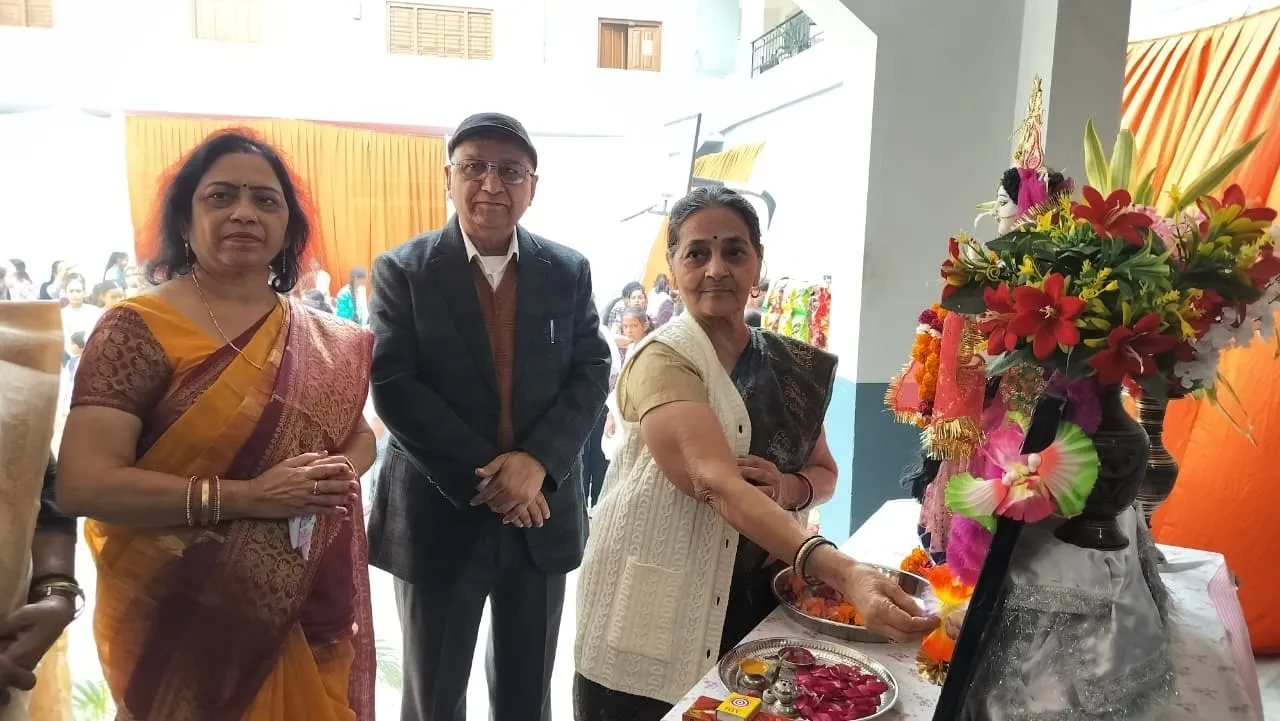 बाल दिवस पर डा सुदामा प्रसाद स्कूल में चाचा नेहरू के चित्र पर माल्यार्पण करती प्रबंधक